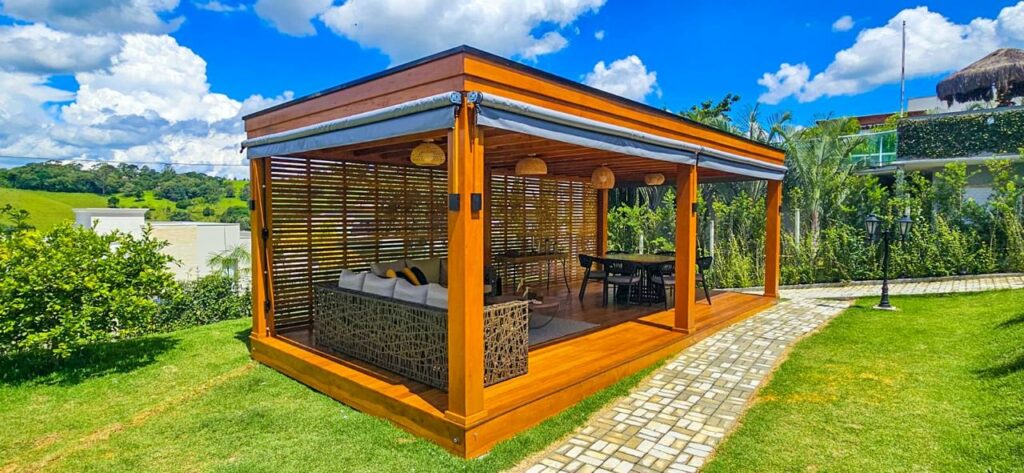Pergolado de madeira de lei garapeira padrão exportação com forro de bambu, cobertura em TelhaPérgola, brise e deck