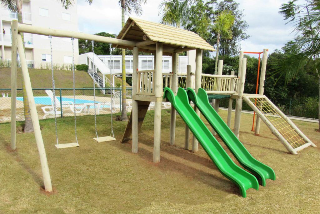 Oferecemos playgrounds de madeira personalizados, ideais para áreas residenciais, escolas e parques, com design inovador que estimula a criatividade e o desenvolvimento motor das crianças.