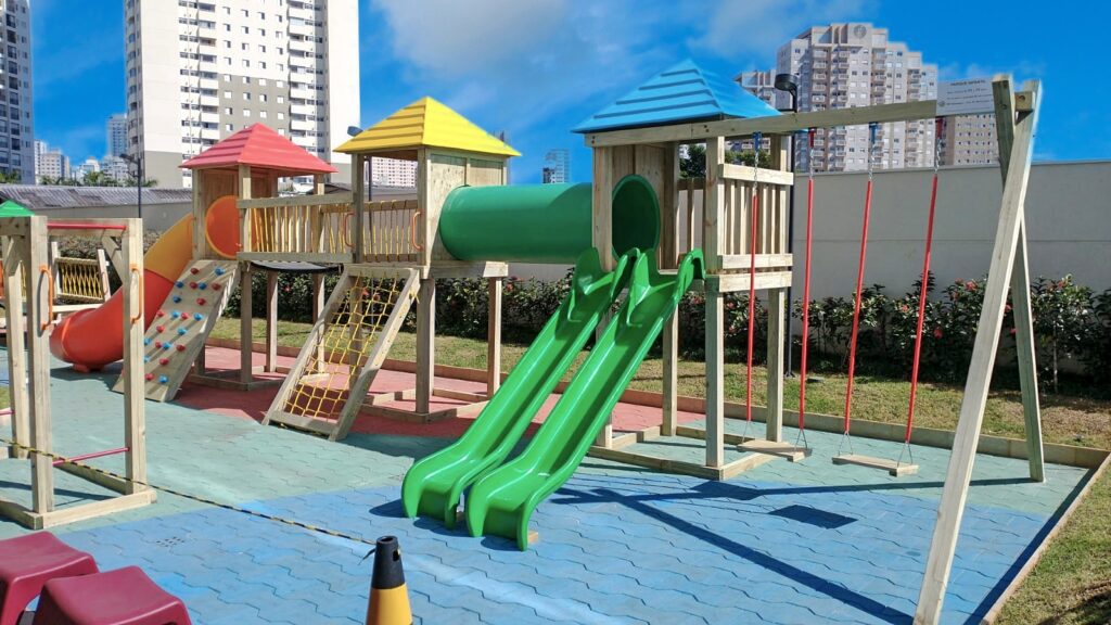 Nossos playgrounds de madeira combinam design rústico e elegante, criando um ambiente acolhedor e bonito que se integra perfeitamente a qualquer espaço ao ar livre, garantindo segurança e diversão para as crianças.