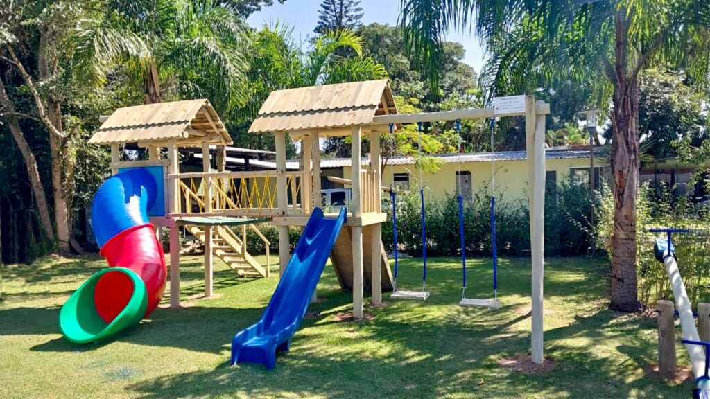 Playgrounds de madeira com garantia de qualidade, feitos com materiais resistentes e duráveis, projetados para suportar as condições climáticas e o uso diário intenso.