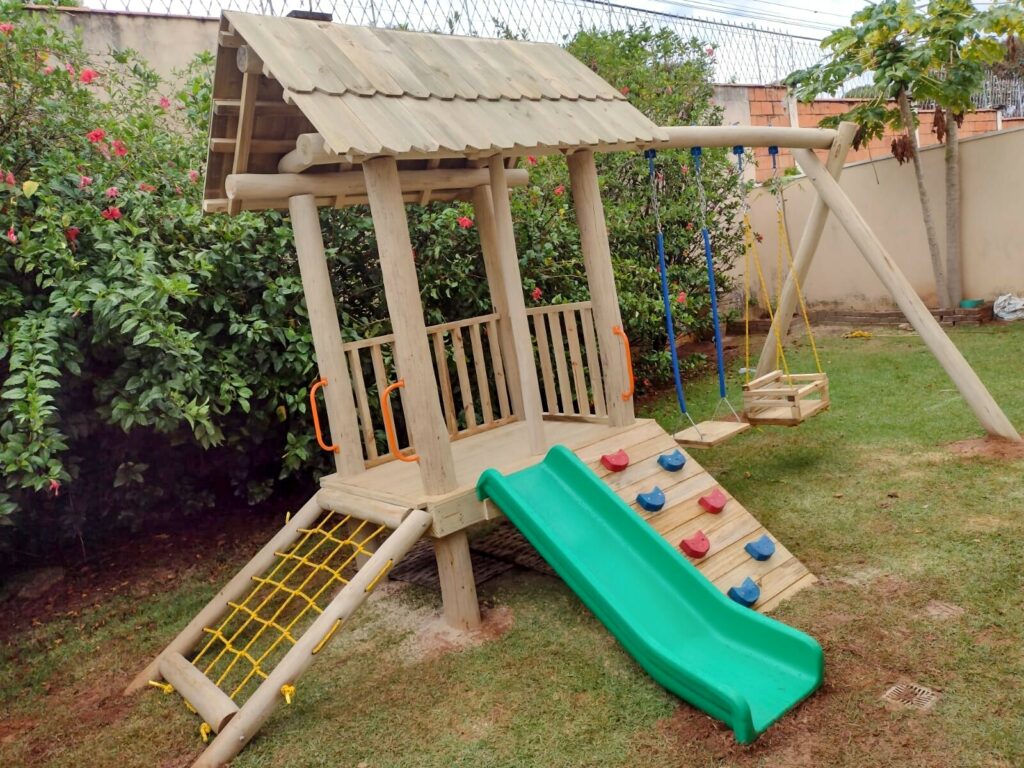 Nossos playgrounds de madeira são ideais para condomínios e áreas comuns, oferecendo um espaço seguro e divertido para as crianças brincarem e se desenvolverem.