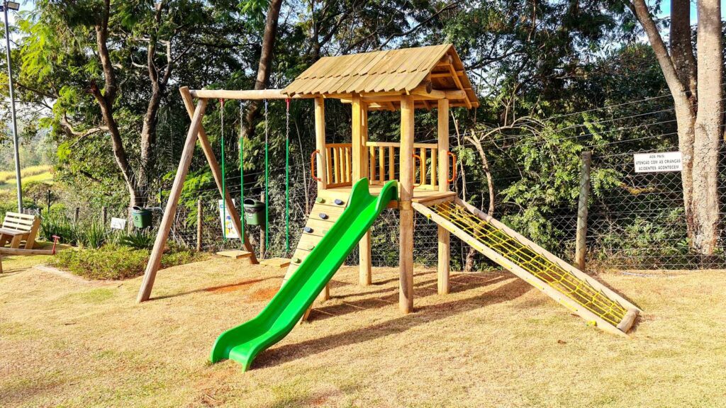 Playgrounds de madeira que garantem a segurança das crianças, feitos com materiais de alta qualidade e design ergonômico, proporcionando tranquilidade para os pais.