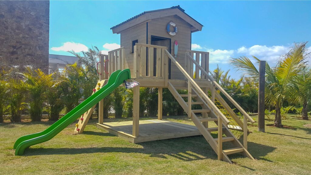 Oferecemos playgrounds de madeira personalizados, ideais para áreas residenciais, escolas e parques, com design inovador que estimula a criatividade e o desenvolvimento motor das crianças.