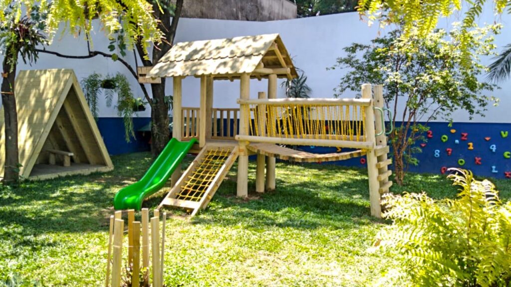Playgrounds de madeira que incentivam a socialização, com estruturas projetadas para brincadeiras em grupo, promovendo a interação e a cooperação entre as crianças.