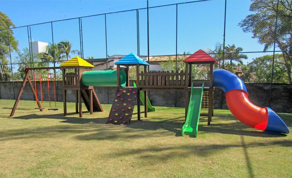 Descubra nossos playgrounds de madeira com design exclusivo, qualidade superior e segurança garantida, perfeitos para transformar qualquer espaço em um ambiente de diversão e desenvolvimento infantil.