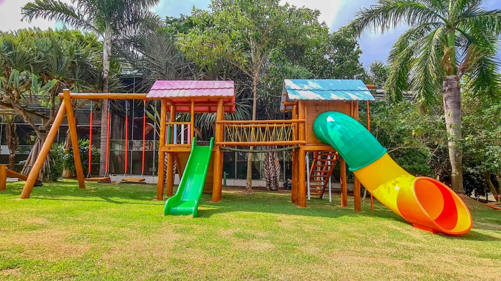 Playgrounds de madeira ecológicos e sustentáveis, feitos com materiais de alta durabilidade e acabamento premium, garantindo um espaço de lazer seguro e bonito para as crianças.