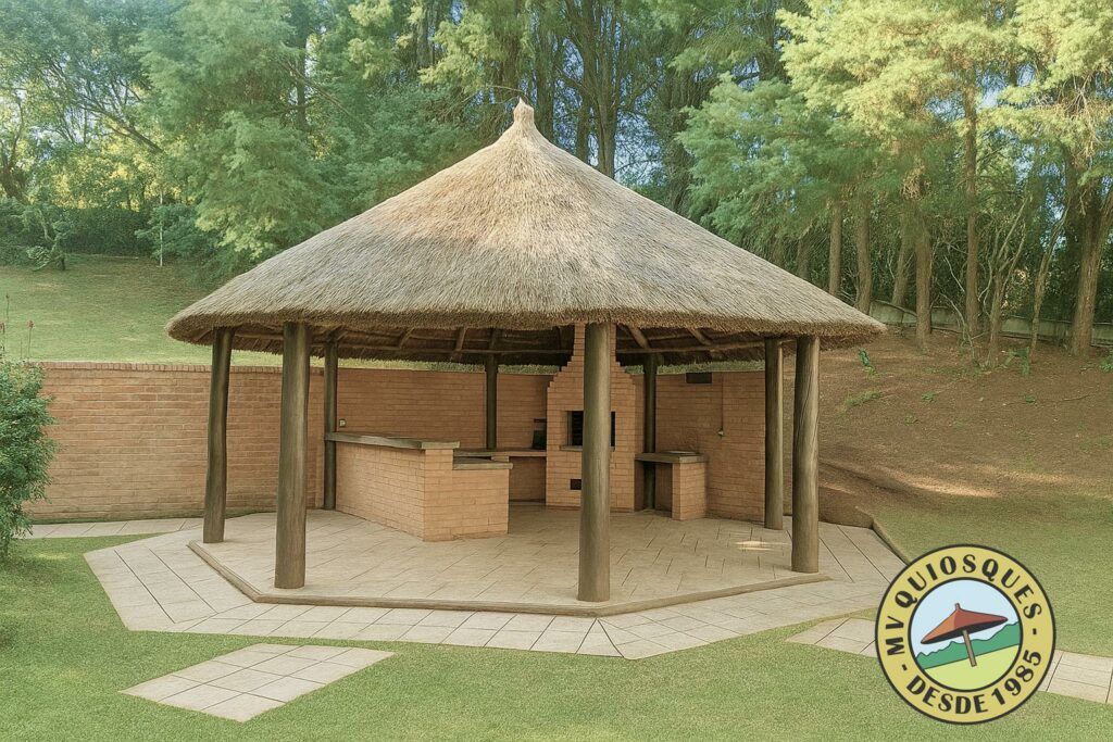 Quiosque de madeira e cobertura em sapê com churrasqueira para área gourmet