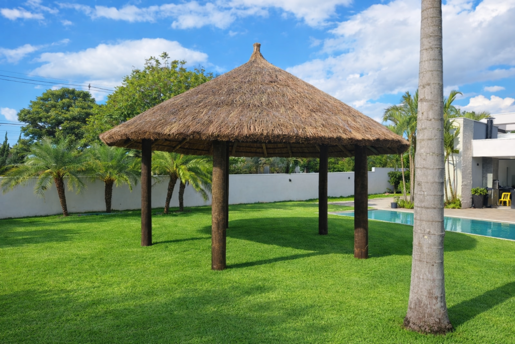 Quiosque de madeira coberto com sapê para piscina
