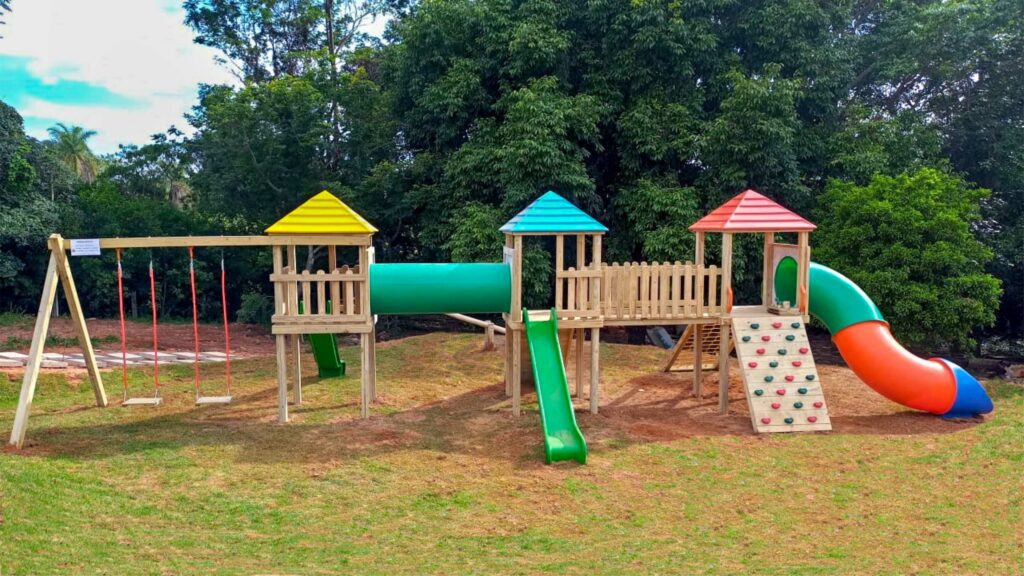Nossos playgrounds de madeira possuem certificação ambiental, garantindo que cada estrutura seja feita com materiais sustentáveis e práticas de produção responsáveis.