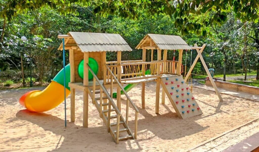 Nossos playgrounds de madeira possuem instalação rápida e eficiente, garantindo que cada estrutura seja montada de forma segura e pronta para uso imediato.