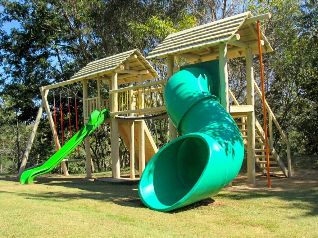 Nossos playgrounds de madeira são projetados com atenção aos detalhes, utilizando materiais de alta qualidade para garantir durabilidade e segurança, proporcionando um ambiente seguro e divertido para as crianças.