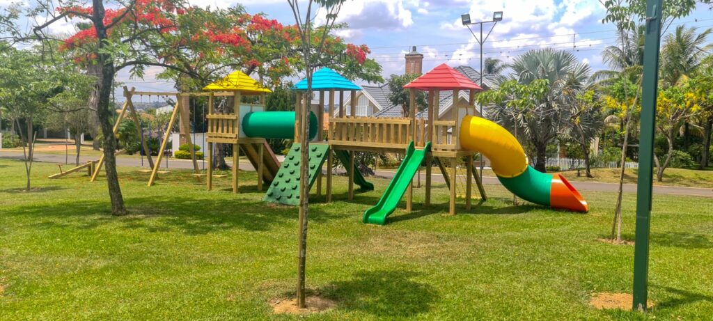 Playgrounds de madeira que transformam qualquer espaço em um paraíso infantil, oferecendo um ambiente seguro e divertido para as crianças brincarem e se desenvolverem.