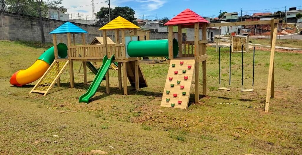 Playgrounds de madeira ecológicos e sustentáveis, feitos com materiais de alta durabilidade e acabamento premium, garantindo um espaço de lazer seguro e bonito para as crianças, com design exclusivo e segurança garantida.