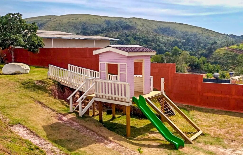 Playgrounds de madeira com balanços e escorregadores integrados, projetados para proporcionar uma experiência de brincadeira completa e segura para as crianças.