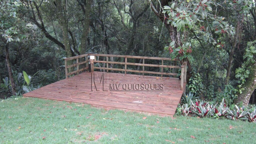 Decks de madeira para jardins: qualidade e beleza natural. Transforme seu jardim em um espaço elegante e funcional com nossos decks de madeira tratada, que oferecem resistência às intempéries e um acabamento impecável. Desfrute de momentos de lazer ao ar livre com estilo.