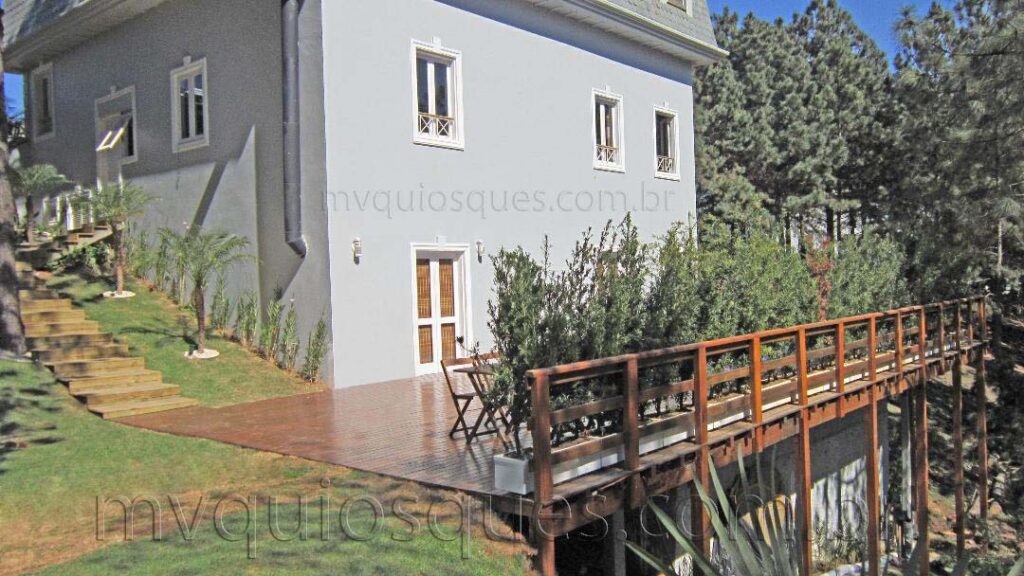 Decks de madeira para varandas: conforto e elegância ao ar livre. Nossos decks de madeira tratada oferecem uma solução durável e esteticamente agradável para varandas, proporcionando um ambiente acolhedor e elegante. Desfrute de momentos de lazer com a beleza natural da madeira.