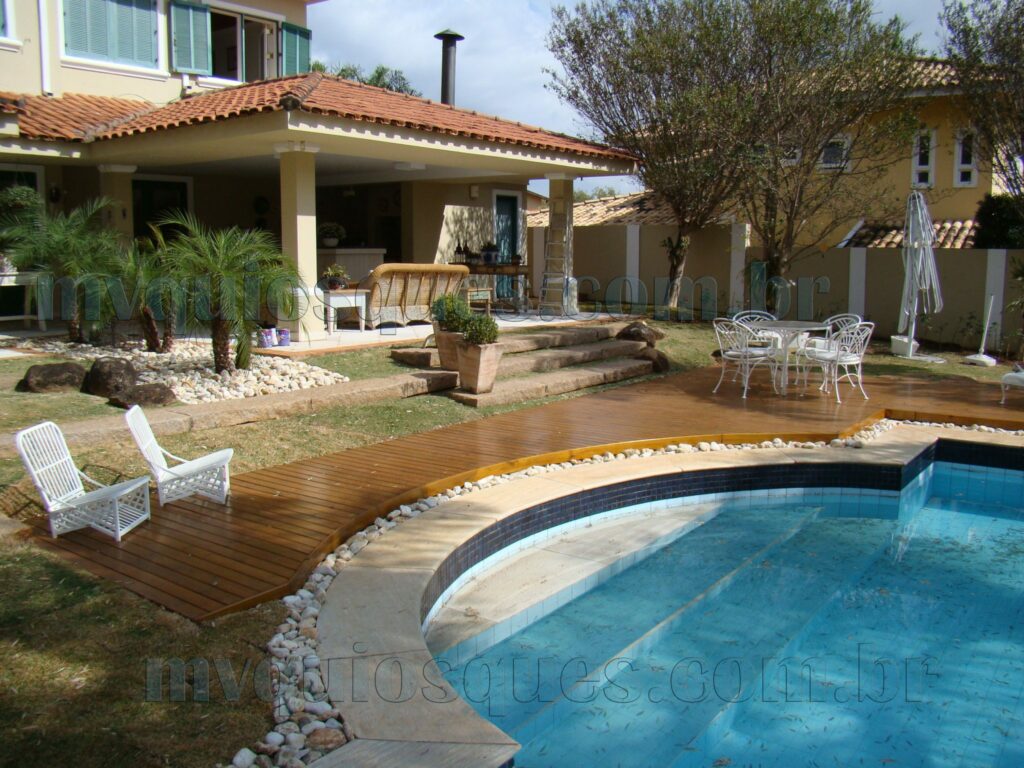 Decks de madeira para piscinas: transforme seu ambiente externo. Nossos decks de madeira tratada oferecem uma solução durável e esteticamente agradável para jardins e áreas de piscina, proporcionando um ambiente acolhedor e elegante. Desfrute de momentos de lazer ao ar livre com estilo.