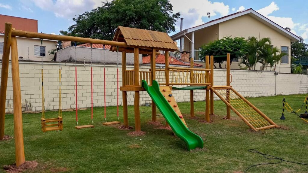 Nossos playgrounds de madeira são ideais para parques e áreas públicas, oferecendo um espaço seguro e divertido para as crianças brincarem e se desenvolverem.
