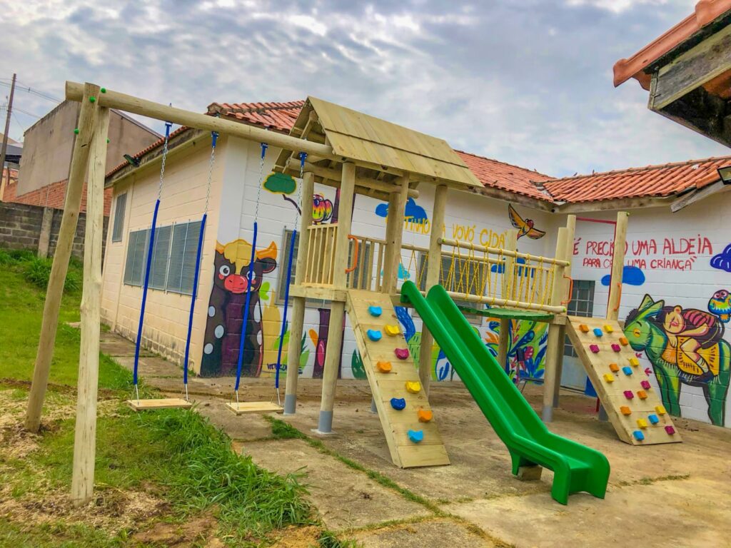 Playgrounds de madeira com manutenção fácil e prática, feitos com materiais de alta qualidade que garantem durabilidade e resistência, facilitando a conservação.