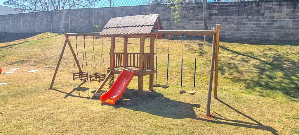 Playgrounds de madeira com design exclusivo e alta qualidade, projetados para proporcionar uma experiência de brincadeira segura e divertida para as crianças.