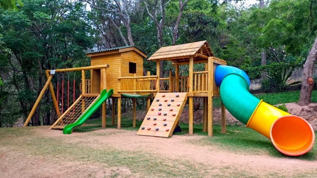 Playgrounds de madeira com certificação de segurança, garantindo que cada estrutura seja robusta e estável, proporcionando tranquilidade para os pais e diversão segura para as crianças.