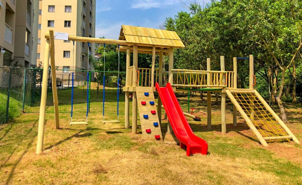 Nossos playgrounds de madeira são projetados para estimular a criatividade infantil, com estruturas que incentivam a exploração, a socialização e o desenvolvimento motor.