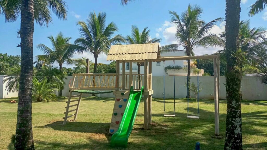 Playgrounds de madeira que atendem às normas de segurança, garantindo que cada estrutura seja projetada e construída para proporcionar um ambiente seguro para as crianças.