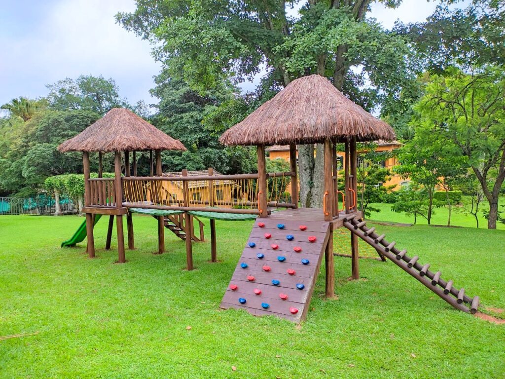 Playgrounds de madeira com instalação profissional, garantindo que cada estrutura seja montada de forma segura e eficiente, pronta para proporcionar diversão imediata.