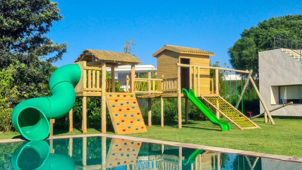 Oferecemos playgrounds de madeira com design inovador e seguro, perfeitos para quintais, jardins, escolas e áreas públicas, proporcionando diversão e desenvolvimento para as crianças.