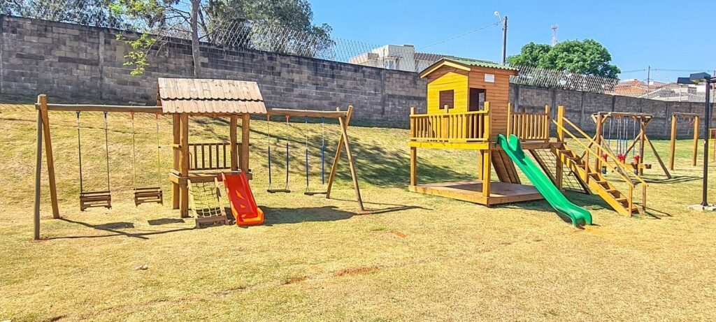 Playgrounds de madeira que proporcionam diversão e segurança, feitos com materiais de alta qualidade e design inovador, garantindo um ambiente seguro e divertido.
