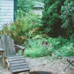 Um Par De Cadeiras De Gramado Sentado Ao Lado De Uma Fogueira yk0JaeYDfF8