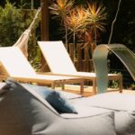 Espreguicadeiras E Pufes a Beira De Uma Piscina qDpOHt7X75A