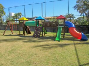 Playground de madeira grande para condomínio