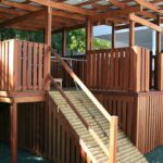 Uma Estrutura De Jogo De Madeira Com Um Escorregador OoQA1j3wDkM