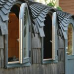 Uma Pequena Casa De Madeira Com Janelas E Telhas nL_cilLAwAY