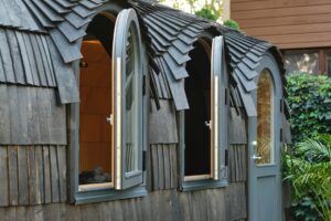 Uma Pequena Casa De Madeira Com Janelas E Telhas nL_cilLAwAY