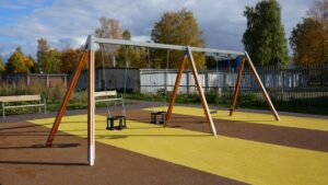 Balanco Vazio No Parquinho Em Um Dia Nublado bcm97bUWss4