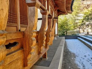 Um Edificio De Madeira Com Neve No Chao NUtcfU2OyAw