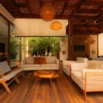 Sala De Estar Moderna Com Sofas Confortaveis E Piso De Madeira 5BzyDJqp0c4