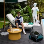 Homem Que Relaxa Pela Associacao Com Estatua E Segadeira Robotico Qh_wtxNNBY