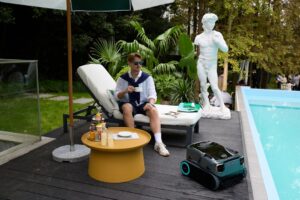 Homem Que Relaxa Pela Associacao Com Estatua E Segadeira Robotico Qh_wtxNNBY
