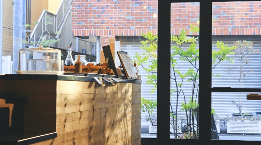 Um Balcao De Cozinha Com Um Vaso De Plantas Ao Lado qItTS5dQ3nE