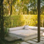 Cama De Dia Ao Ar Livre Cercada Por Folhagem Verde E Exuberante EUitNAKQ0io