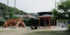 Estrutura De Playground De Madeira Com Um Gazebo E Duas Pessoas EuZRgggr7mE