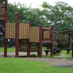 Uma Area De Recreacao Infantil Com Escorregador E Estrutura De Escalada V0NVBS4D_wA