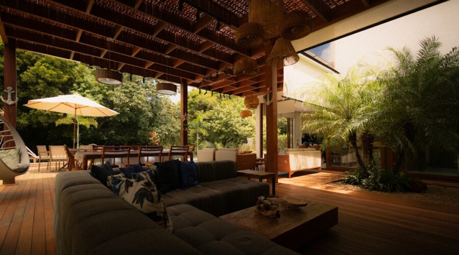 Luxuoso Espaco Ao Ar Livre Com Moveis Modernos E Vegetacao Exuberante FAE02RMBEjQ