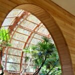 O Arco De Madeira Molda Uma Vista Das Plantas Tropicais Io uz1qtbFw