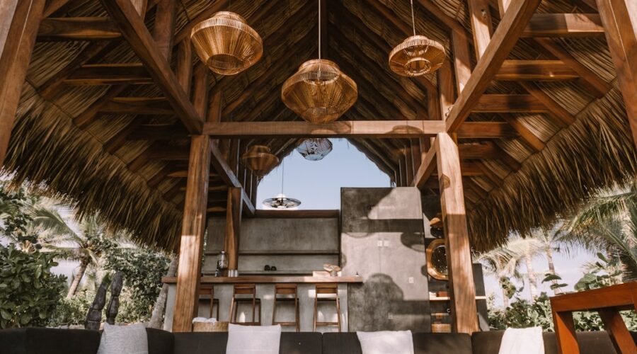 Uma Estrutura De Madeira Com Luzes Suspensas Dentro Dela RhnIkB2cfsw