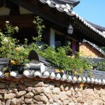 Casa Coreana Tradicional Com Parede De Pedra E Flores _na24lJnI 4