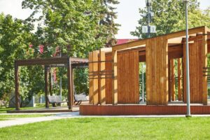 Uma Cerca De Madeira Com Uma Estrutura De Metal of570EInX74